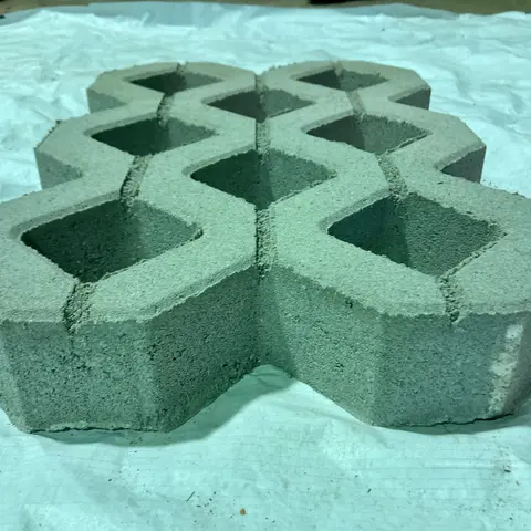 Graue Vablo Bodenplatte mit geometrischen offenen Zellen auf heller Unterlage