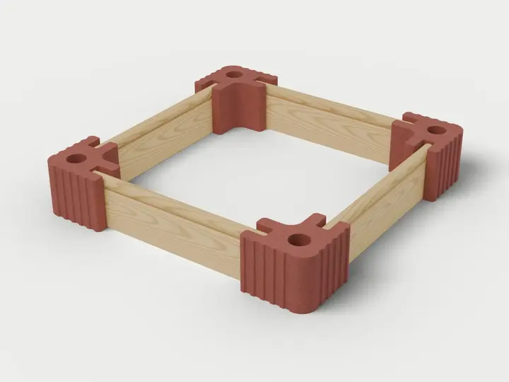 Visualisierung: Niedriges Beet aus Ecksteinen mit Holzriegeln und Rundholz, 150 × 150 × 27,5 cm, als Kräuterbeet, schräg von oben (3/4-Ansicht); Steinfarbe Rot, Farbton nicht verbindlich.